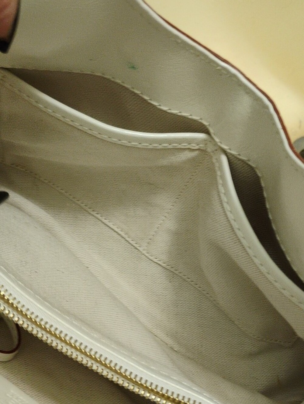 Michael Michael Kors Stylish White/Cream Croc-Emboss. 3 Compartment Shoulder Bag - Picture 13 of 15